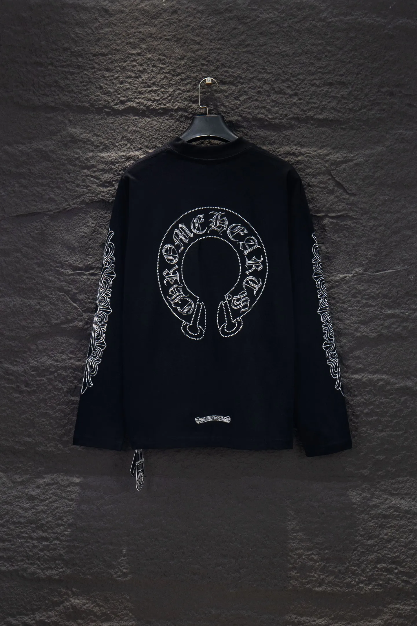 P230 🆕Chrome Hearts os version is really charming and Chrome Hearts is really a must-have. Each season's new version is made to the extreme. It is very practical and can be worn casually. Nice✔️ - ⚠️100% cotton. It is made of 21 double yarns, 300g weight fabric and imported knitted carded cotton. It has moderate thickness, drape and contour, and the upper body is comfortable! ! It is very tolerant to fat body types and can instantly lose five pounds after wearing it!  Specially ordered many Austrian hot diamonds, which have the bling bling effect of natural crystals under the light, with multi-faceted reflective points, and the production cost is extremely high. The laser molding includes a computer engraving machine and a laser machine, which are accurate in units of particles. Finally, it is hot and set at high temperature. After the hot ironing, the firmness needs to be tested repeatedly on the hot stamping. It can show colorful reflections under the light. The collar webbing extends to the shoulders for reinforcement, and the stitching at the joints. The hem and cuffs are all made with 0.2mm gauge double-thread turning. They are carefully produced at a high cost. The attitude of making goods with a magnifying glass restores the quality and effect of the product. The full set of customized accessories is only used to present every detail to customers. Film printing, 50,000 positioning, is very time-consuming. The body is treated with hot diamond elements, which greatly increases the interest of the clothing; unique visual effects. After special treatment, a unique effect is formed. An irregular hem is added to the version. This year's Kroxin is the main version. In the past two years, the oversize version has become the focus of the trend and has been a popular staple in the past two years. The change of designers has made this brand an instant hit. The progressive fashion of the times also needs the blood impact of fresh elements and trendy designs in order to continue its glory! It’s stylish both inside and outside, a must-have for high street travel! An absolute "eye-catching style" that can match couples 💏 Color: Black White Size: S M L XL